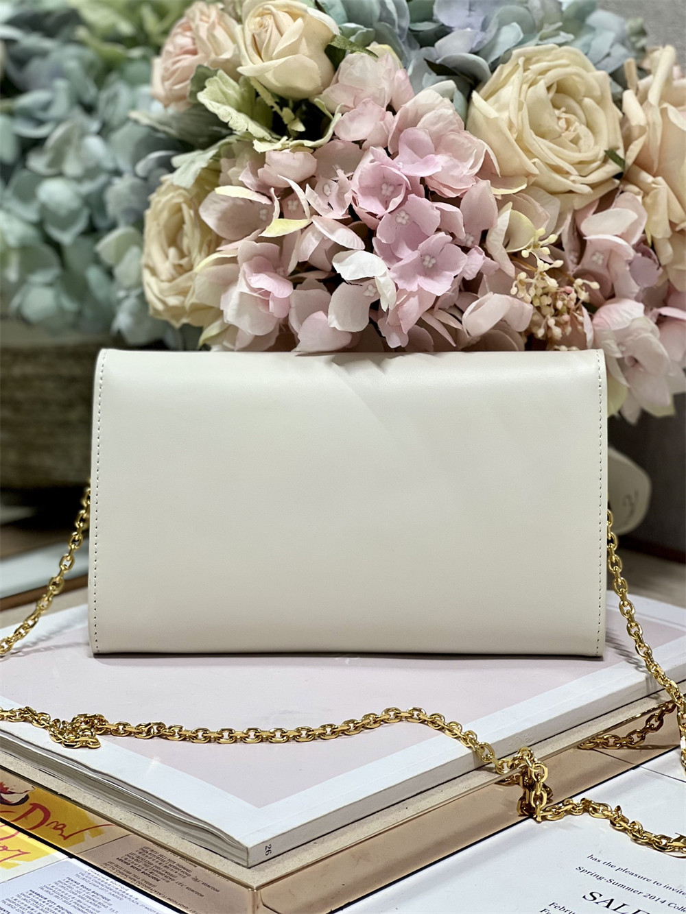 D*0r BOBBY EAST-WEST POUCH WITH CHAIN Latte Smooth Calfskin White