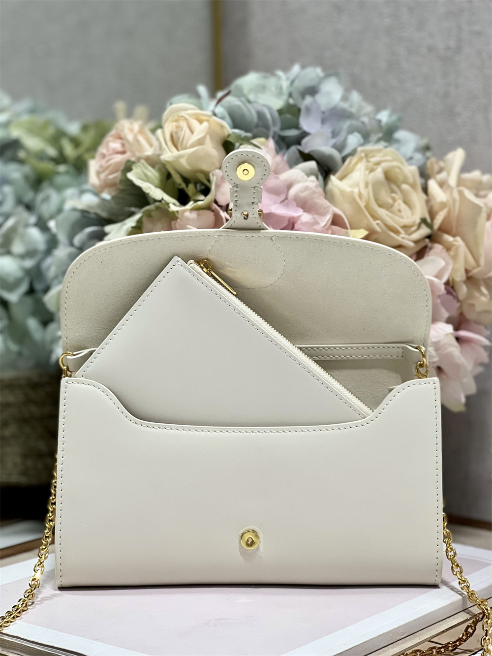D*0r BOBBY EAST-WEST POUCH WITH CHAIN Latte Smooth Calfskin White