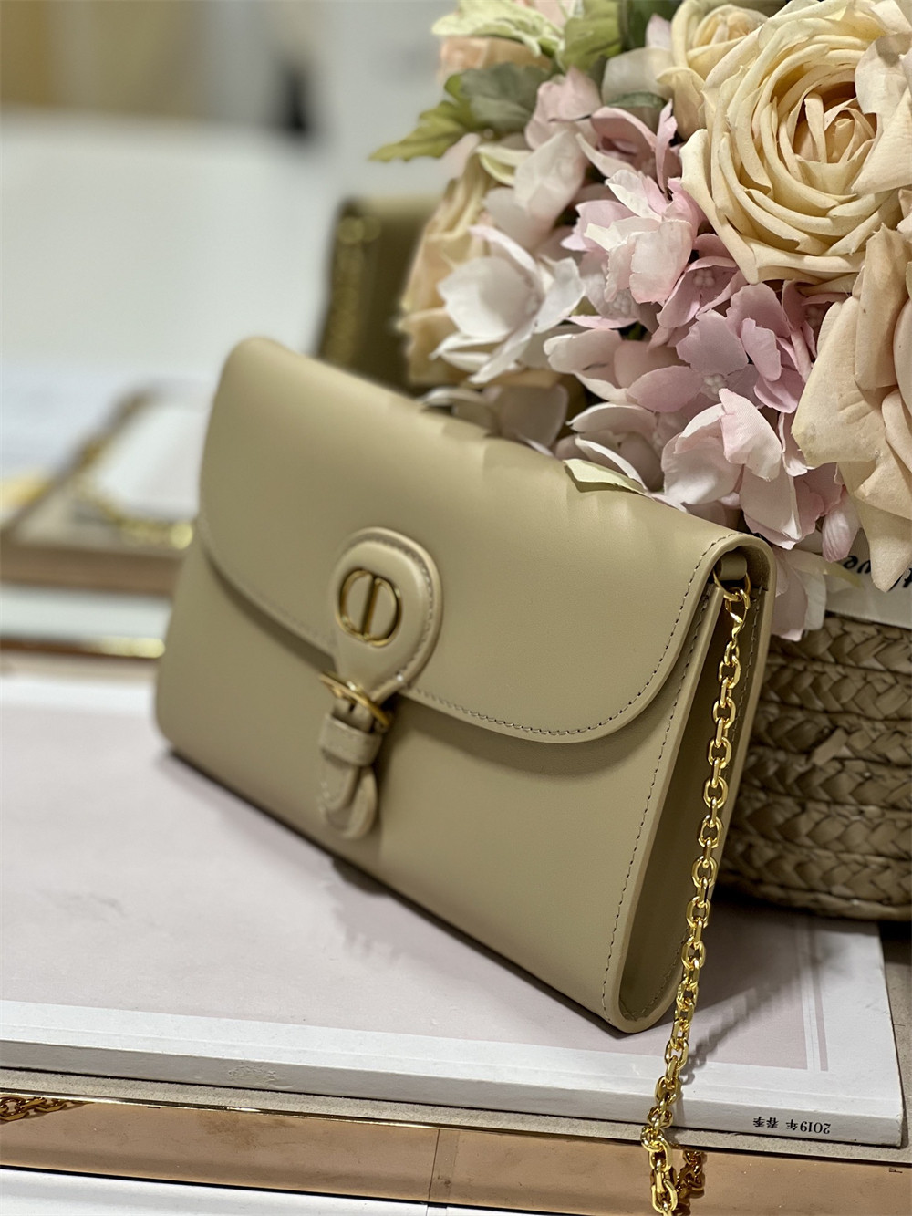 D*0r BOBBY EAST-WEST POUCH WITH CHAIN Latte Smooth Calfskin Apricot