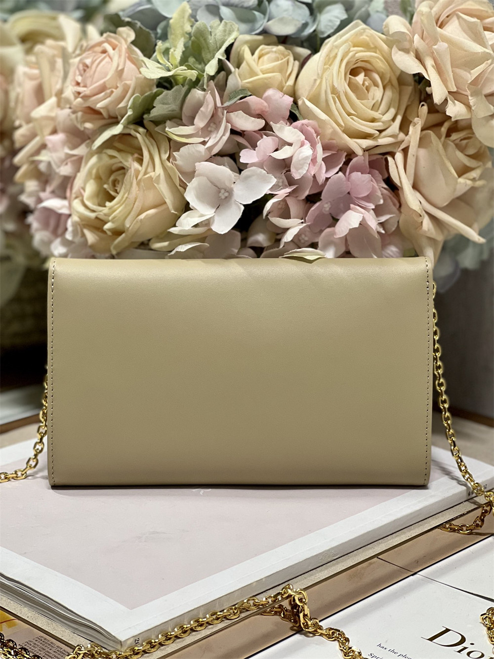 D*0r BOBBY EAST-WEST POUCH WITH CHAIN Latte Smooth Calfskin Apricot