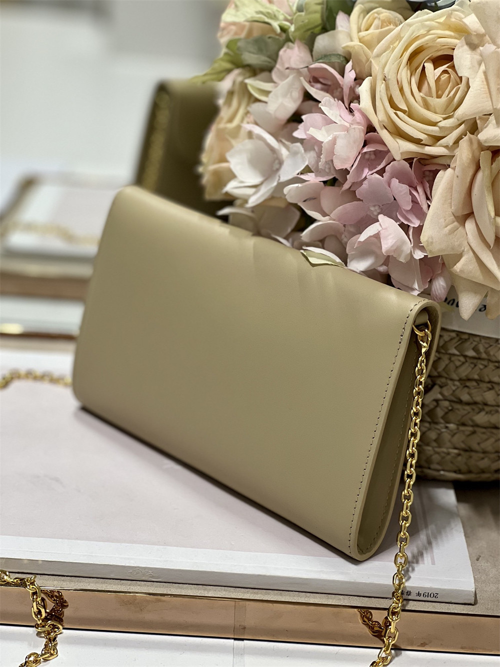 D*0r BOBBY EAST-WEST POUCH WITH CHAIN Latte Smooth Calfskin Apricot
