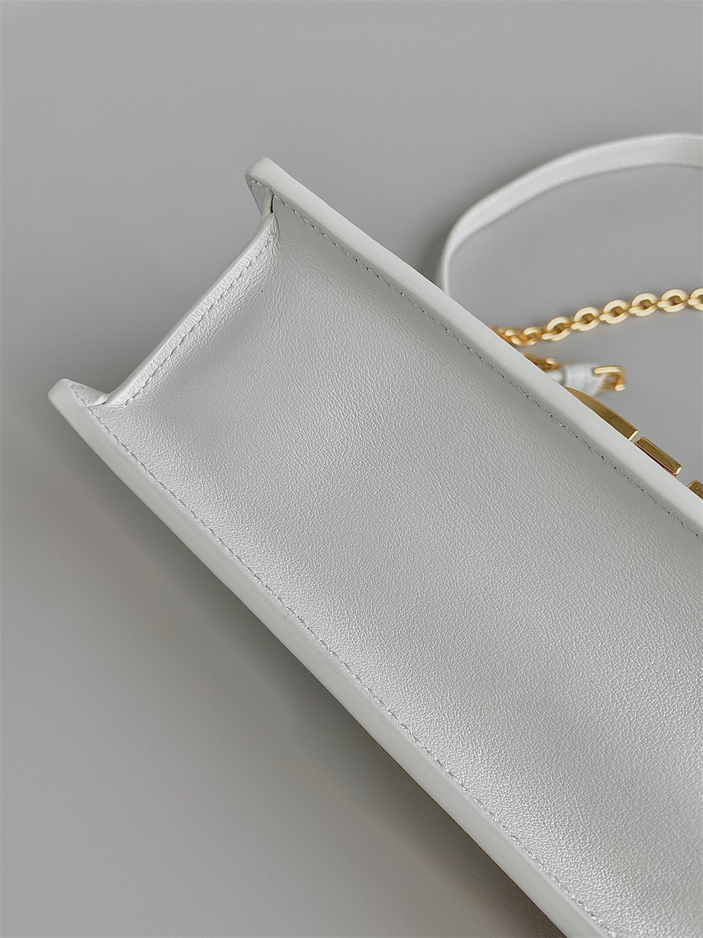 D*0r 30 MONTAIGNE EAST-WEST BAG WITH CHAIN Latte Calfskin 21 x 12 x 6 cm / 8.5 x 4.5 x 2.5 inches