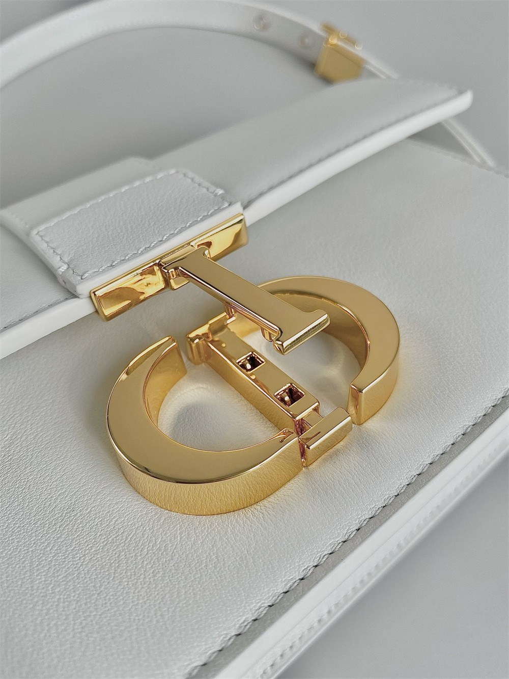 D*0r 30 MONTAIGNE EAST-WEST BAG WITH CHAIN Latte Calfskin 21 x 12 x 6 cm / 8.5 x 4.5 x 2.5 inches