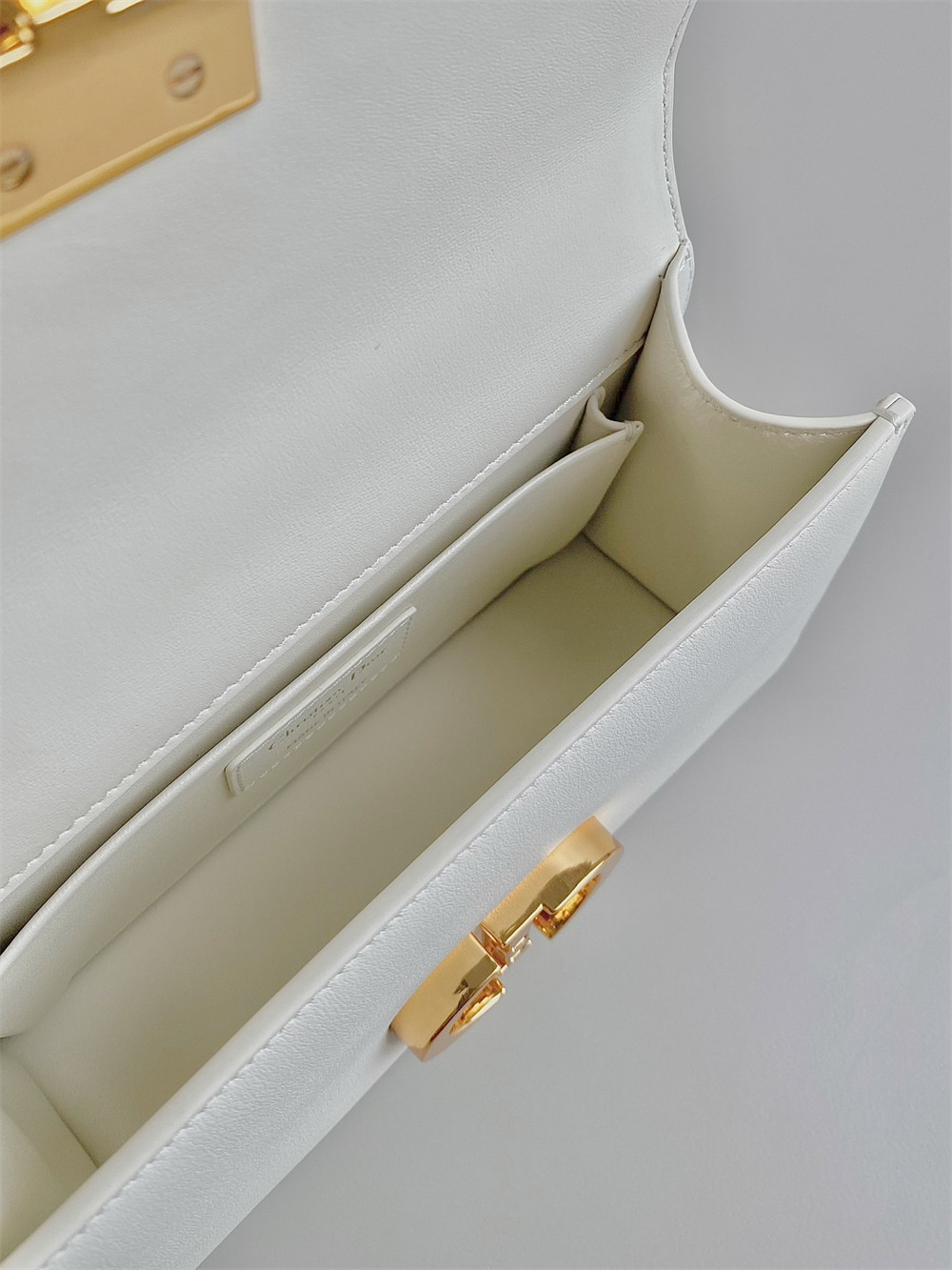 D*0r 30 MONTAIGNE EAST-WEST BAG WITH CHAIN Latte Calfskin 21 x 12 x 6 cm / 8.5 x 4.5 x 2.5 inches