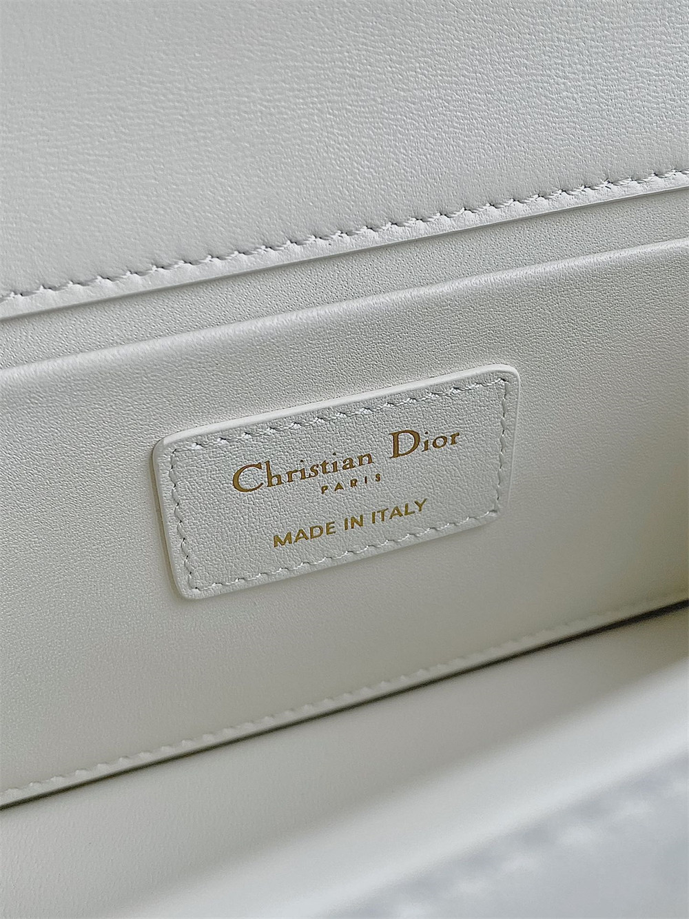 D*0r 30 MONTAIGNE EAST-WEST BAG WITH CHAIN Latte Calfskin 21 x 12 x 6 cm / 8.5 x 4.5 x 2.5 inches