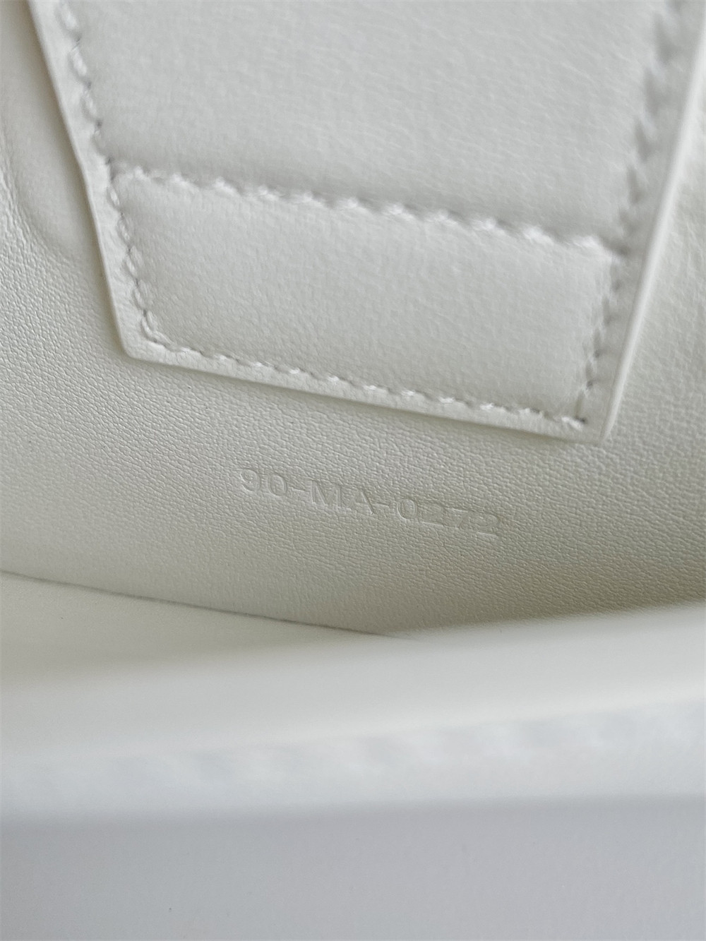 D*0r 30 MONTAIGNE EAST-WEST BAG WITH CHAIN Latte Calfskin 21 x 12 x 6 cm / 8.5 x 4.5 x 2.5 inches