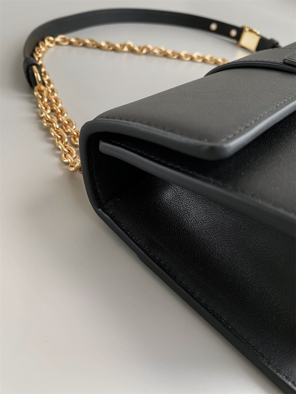 D*0r 30 MONTAIGNE EAST-WEST BAG WITH CHAIN 21 x 12 x 6 cm / 8.5 x 4.5 x 2.5 inches