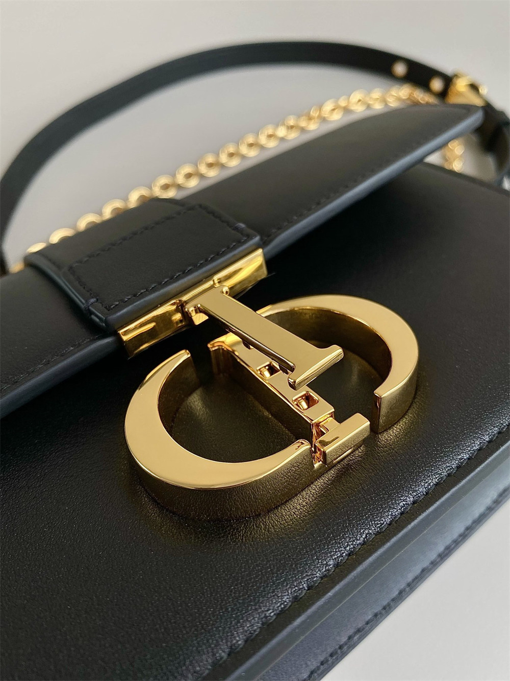 D*0r 30 MONTAIGNE EAST-WEST BAG WITH CHAIN 21 x 12 x 6 cm / 8.5 x 4.5 x 2.5 inches