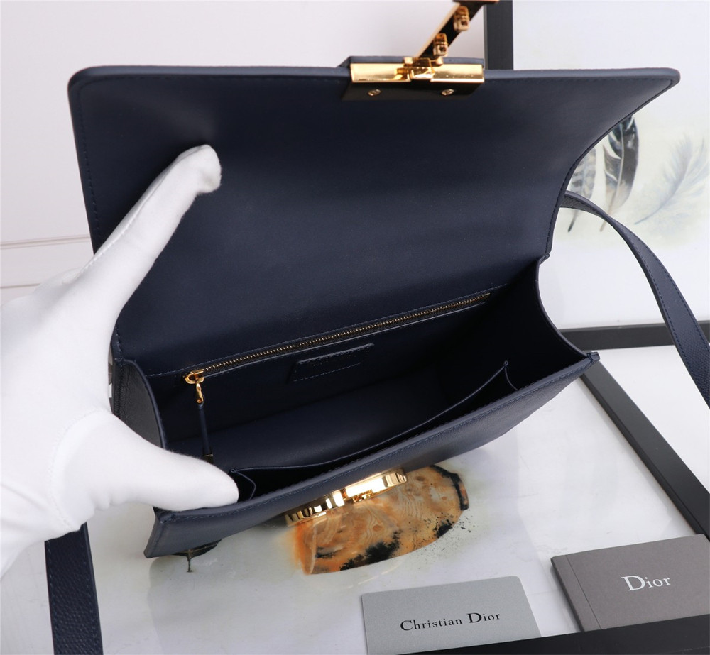 D*0r 30 MONTAIGNE CHAIN BAG Grained Navy