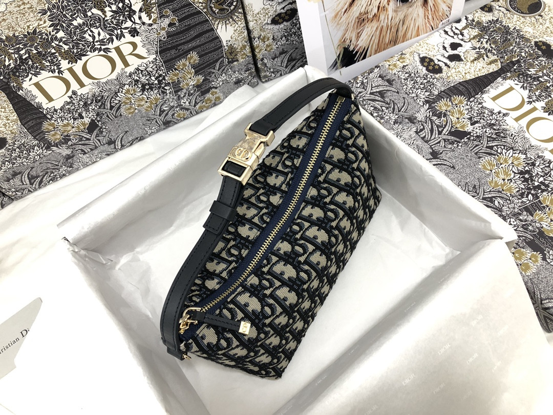 Medium D*0r travel Nomad Pouch