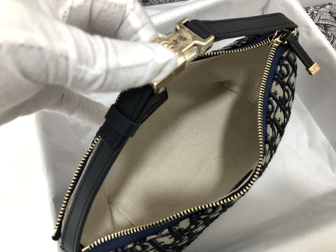 Medium D*0r travel Nomad Pouch