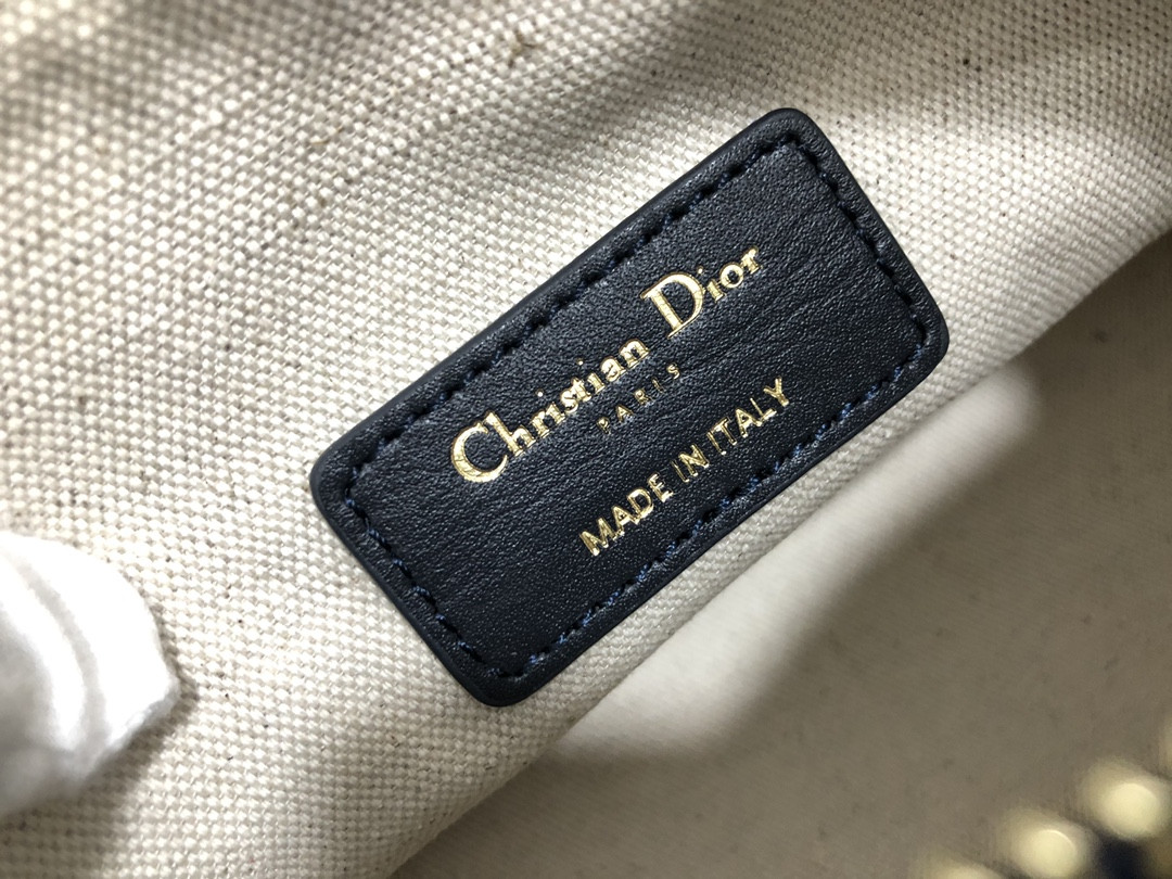 Medium D*0r travel Nomad Pouch