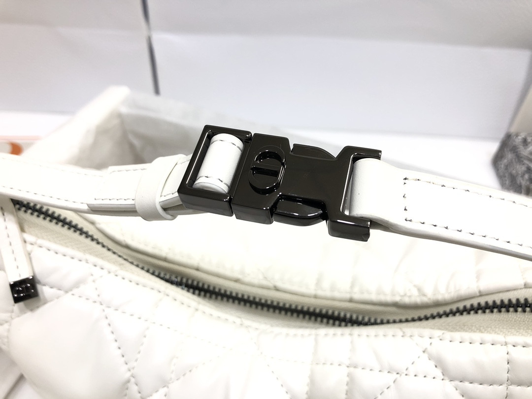 MEDIUM D*0r TRAVEL NOMAD POUCH