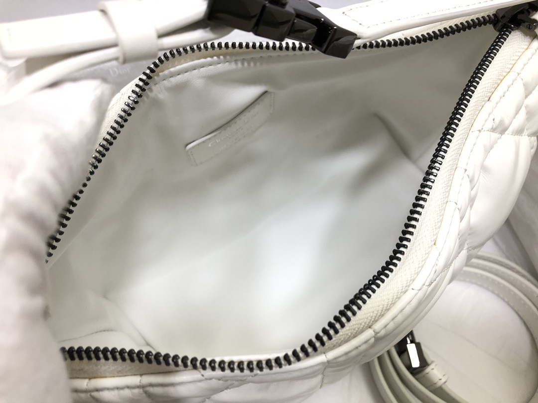MEDIUM D*0r TRAVEL NOMAD POUCH