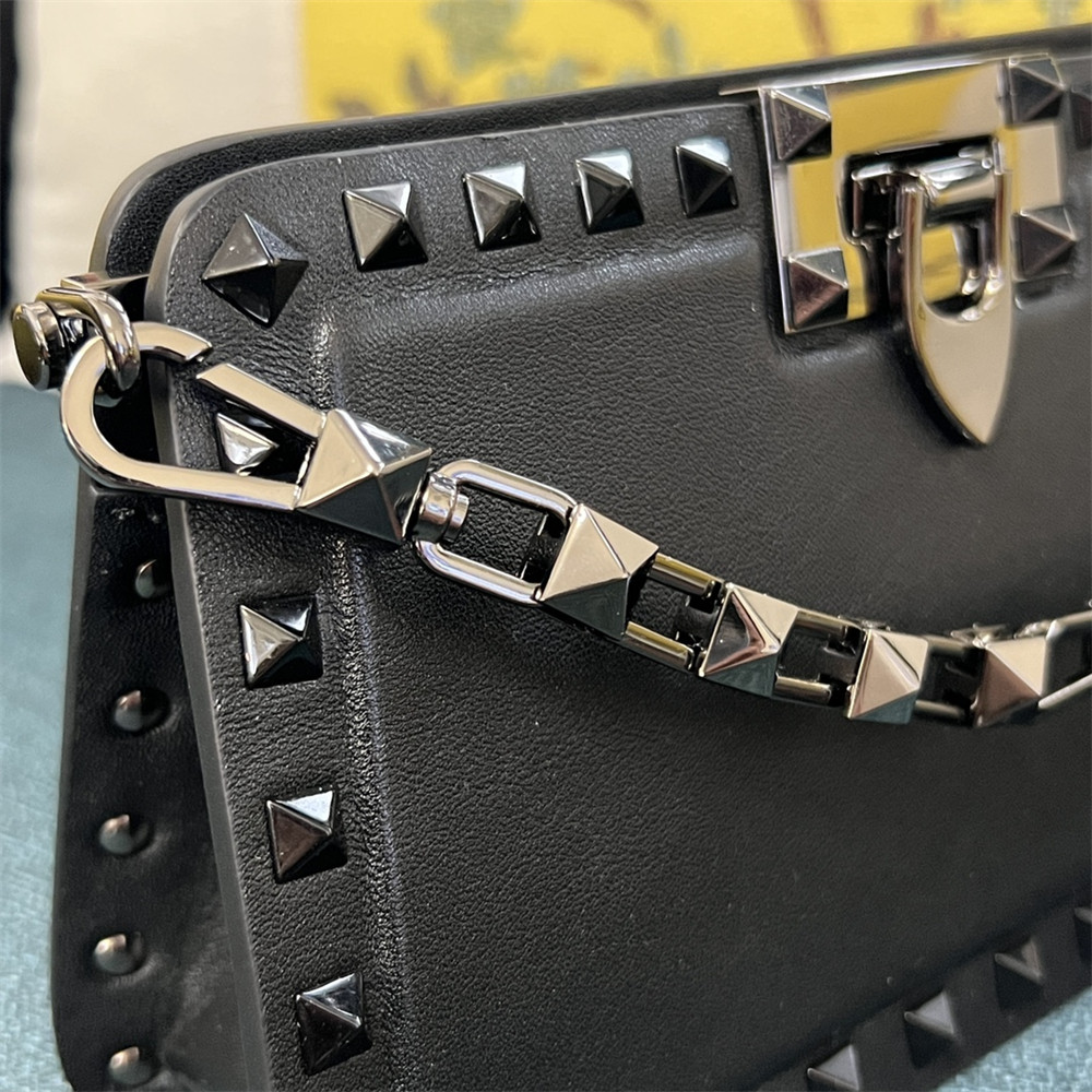 va*t*no GARAVANI ROCKSTUD23 SMALL SMOOTH CALFSKIN SHOULDER BAG BLACK