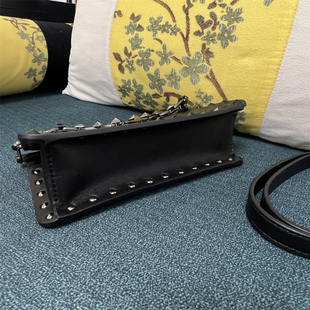 va*t*no GARAVANI ROCKSTUD23 SMALL SMOOTH CALFSKIN SHOULDER BAG BLACK