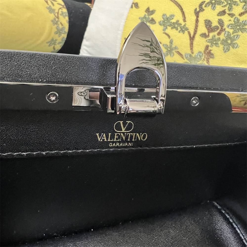 va*t*no GARAVANI ROCKSTUD23 SMALL SMOOTH CALFSKIN SHOULDER BAG BLACK