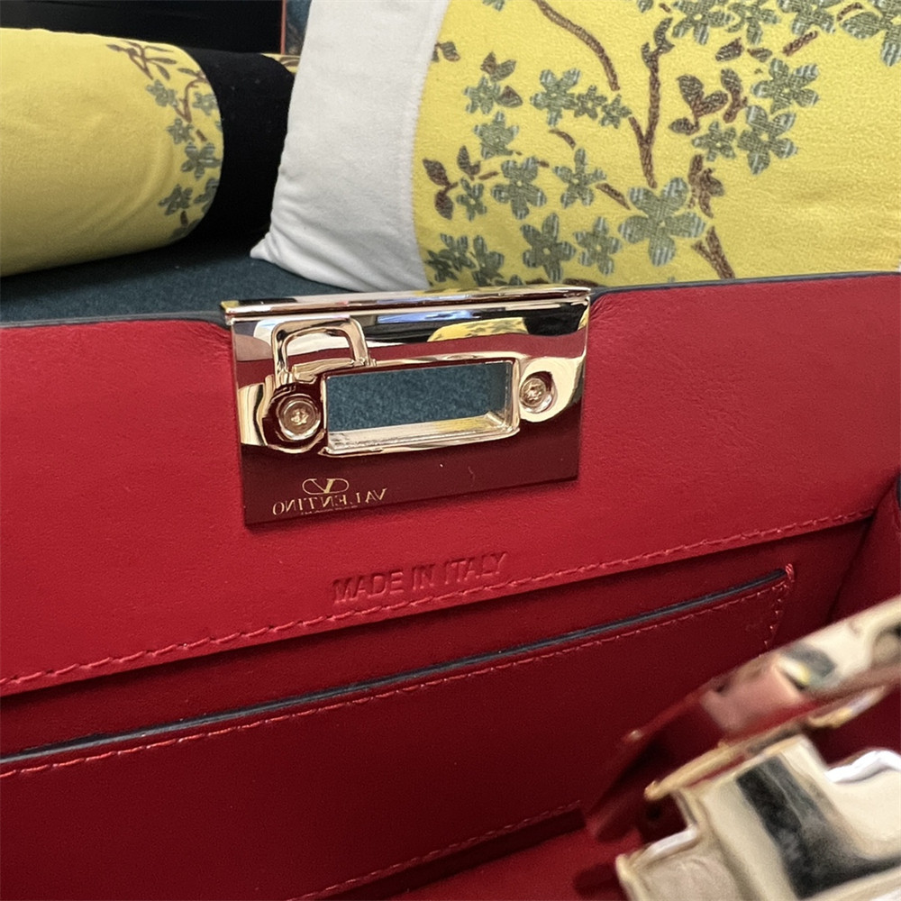 va*t*no GARAVANI ROCKSTUD23 SMALL SMOOTH CALFSKIN SHOULDER BAG RED