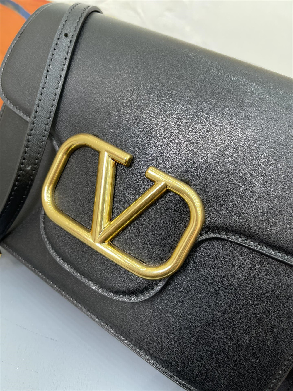 va*t*no GARAVANI LOCÒ CALFSKIN SHOULDER SMALL BAG BLACK 22 x 16 x 7 cm