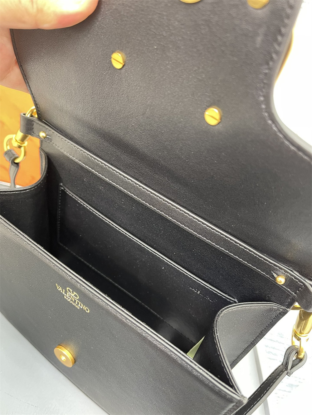 va*t*no GARAVANI LOCÒ CALFSKIN SHOULDER SMALL BAG BLACK 22 x 16 x 7 cm