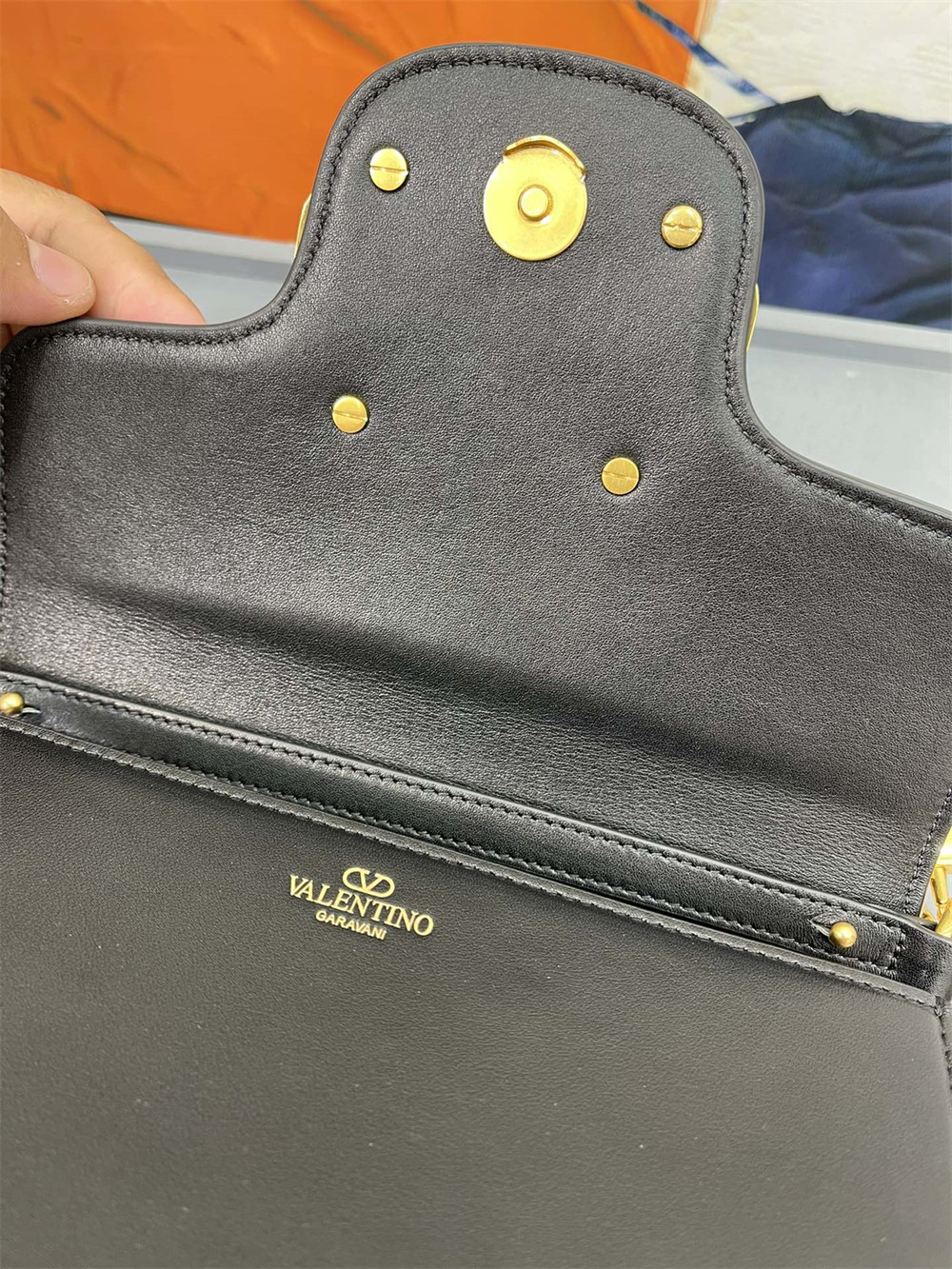 va*t*no GARAVANI LOCÒ CALFSKIN SHOULDER SMALL BAG BLACK 22 x 16 x 7 cm