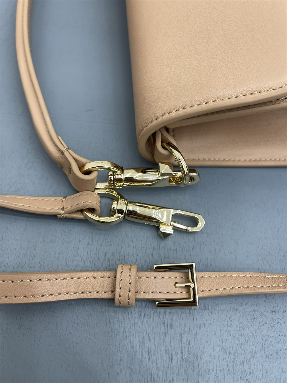 va*t*no GARAVANI LOCÒ CALFSKIN SHOULDER SMALL BAG ROSE CANNELLE 22 x 16 x 7 cm