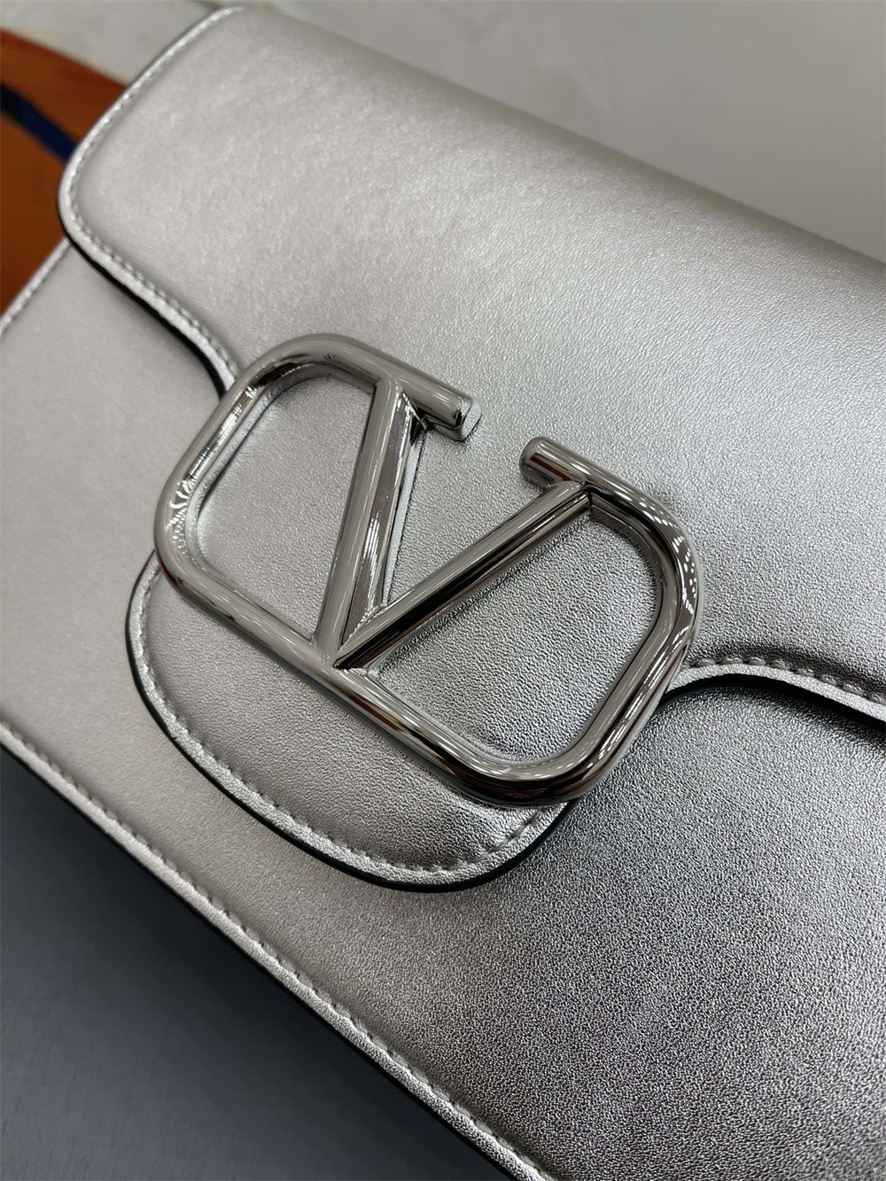 va*t*no GARAVANI LOCÒ CALFSKIN SHOULDER SMALL BAG SILVER 22 x 16 x 7 cm
