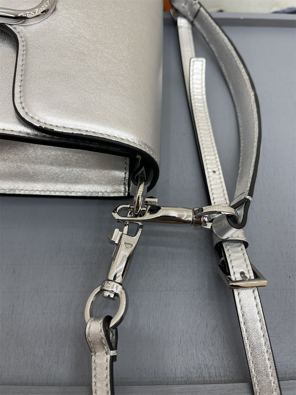 va*t*no GARAVANI LOCÒ CALFSKIN SHOULDER SMALL BAG SILVER 22 x 16 x 7 cm