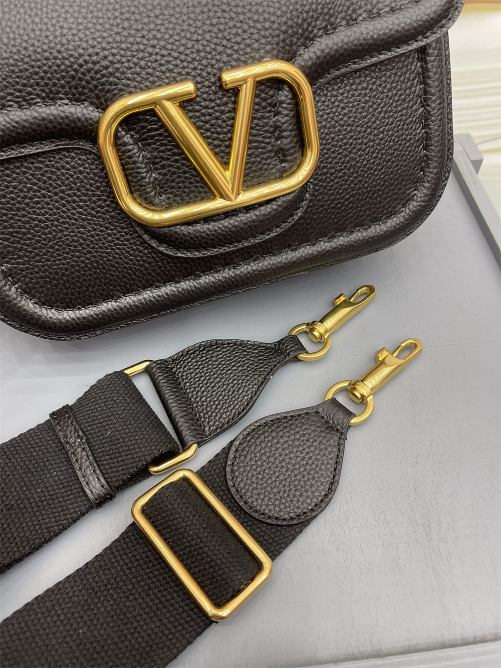 va*t*no GARAVANI ALLTIME GRAINY CALFSKIN SHOULDER BAG BLACK 23.5x18X8cm