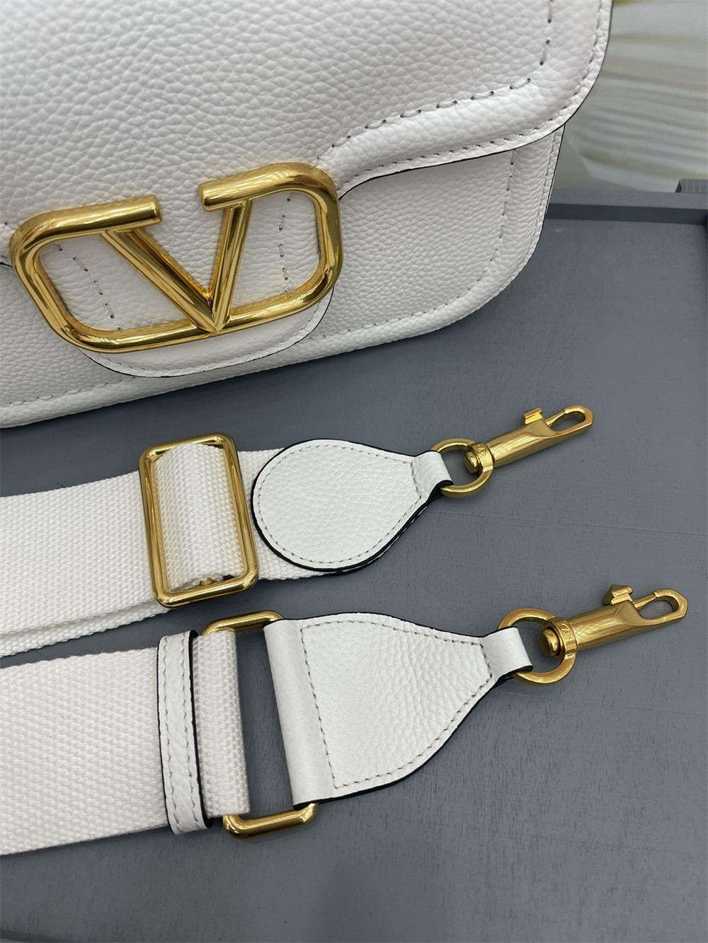 va*t*no GARAVANI ALLTIME GRAINY CALFSKIN SHOULDER BAG IVORY 23.5x18X8cm