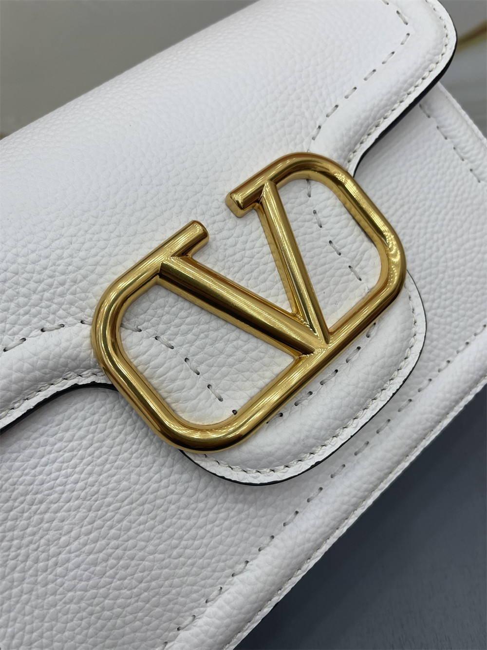 va*t*no GARAVANI ALLTIME GRAINY CALFSKIN SHOULDER BAG IVORY 23.5x18X8cm