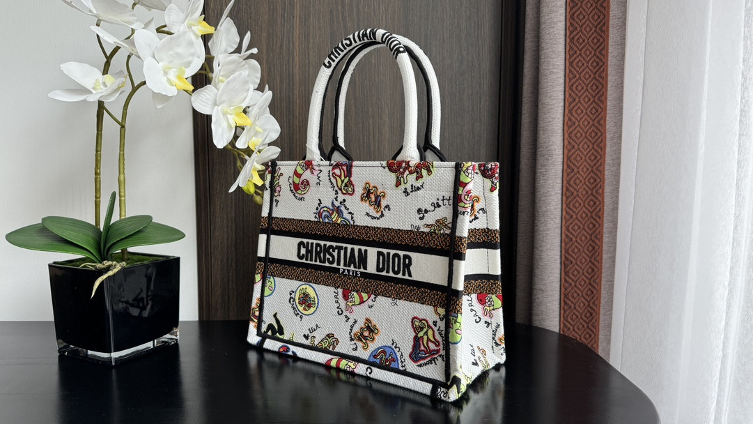 Small D*0r BOOK TOTE WHITE MULTICOLOR DRAGON ZODIAC EMBROIDERY 10.5 x 8.5 x 5.5 inches