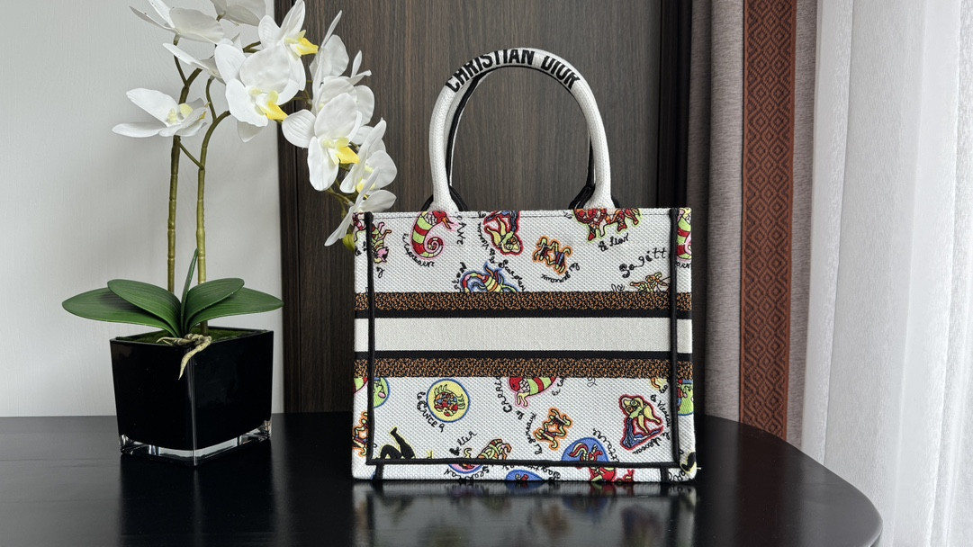Small D*0r BOOK TOTE WHITE MULTICOLOR DRAGON ZODIAC EMBROIDERY 10.5 x 8.5 x 5.5 inches