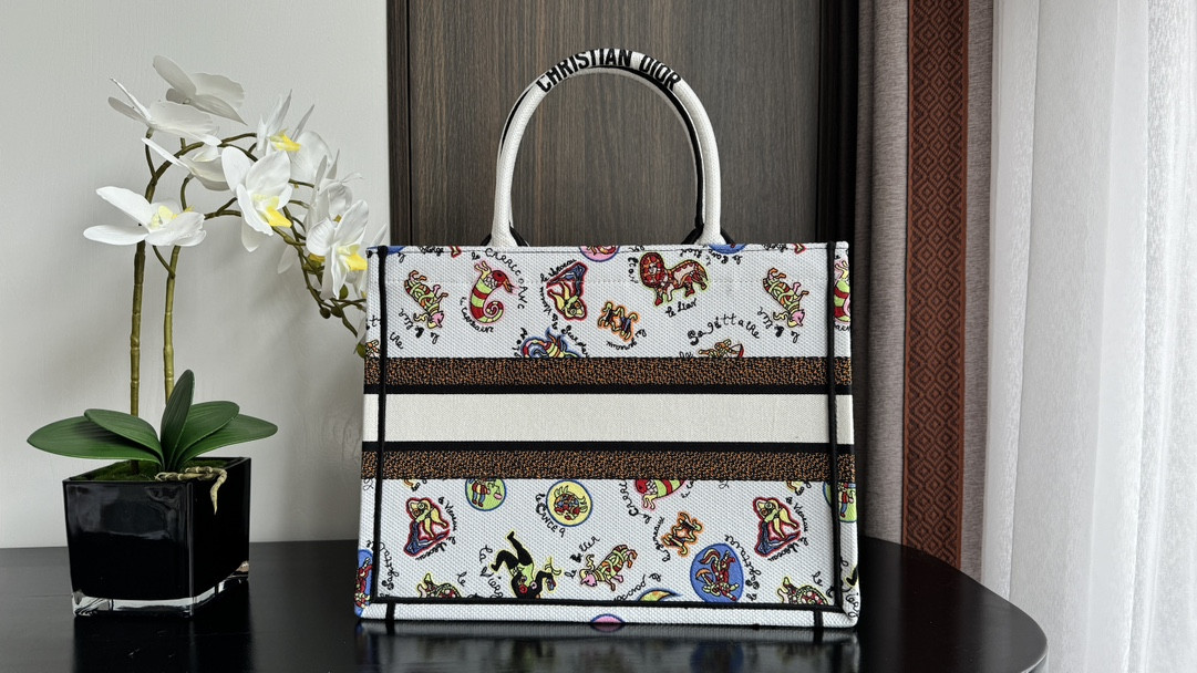 MEDIUM D*0r BOOK TOTE White Multicolor Dragon Zodiac Embroidery 14 x 11 x 6.5 inches