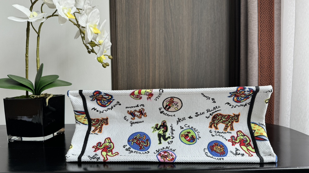 MEDIUM D*0r BOOK TOTE White Multicolor Dragon Zodiac Embroidery 14 x 11 x 6.5 inches