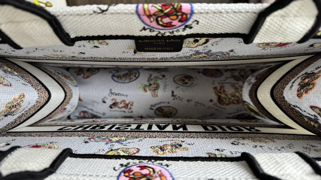 MEDIUM D*0r BOOK TOTE White Multicolor Dragon Zodiac Embroidery 14 x 11 x 6.5 inches