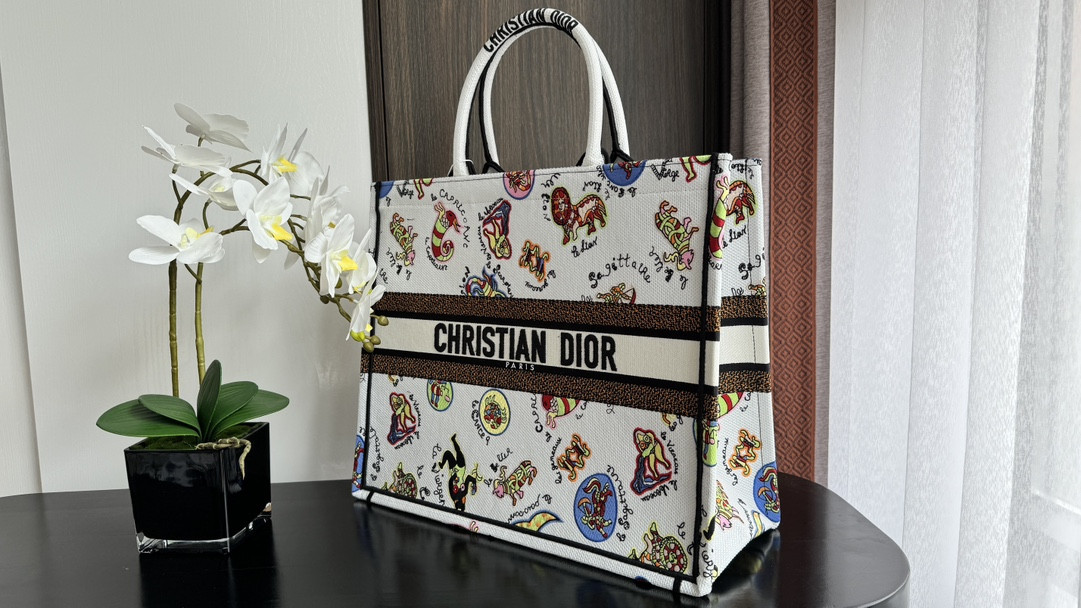 Large D*0r BOOK TOTE WHITE MULTICOLOR DRAGON ZODIAC EMBROIDER 16.5 x 14 x 7.5 inches
