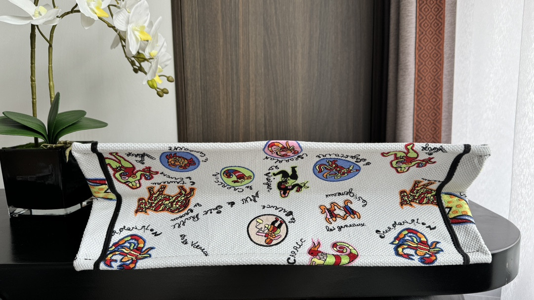 Large D*0r BOOK TOTE WHITE MULTICOLOR DRAGON ZODIAC EMBROIDER 16.5 x 14 x 7.5 inches