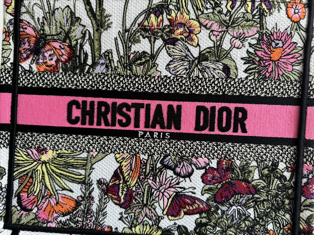 Small D*0r BOOK TOTE WHITE MULTICOLOR MEXICO MILLEFIORI EMBROIDERY 10.5 x 8.5 x 5.5 inches