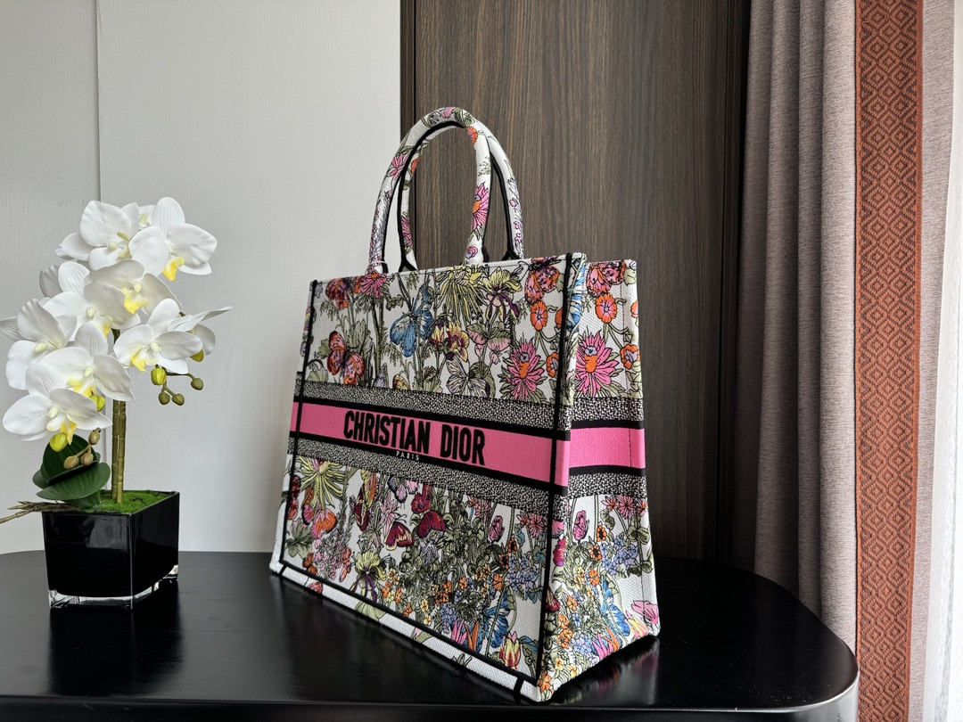 Large D*0r BOOK TOTE WHITE MULTICOLOR MEXICO MILLEFIORI EMBROIDERY 16.5 x 14 x 7.5 inches