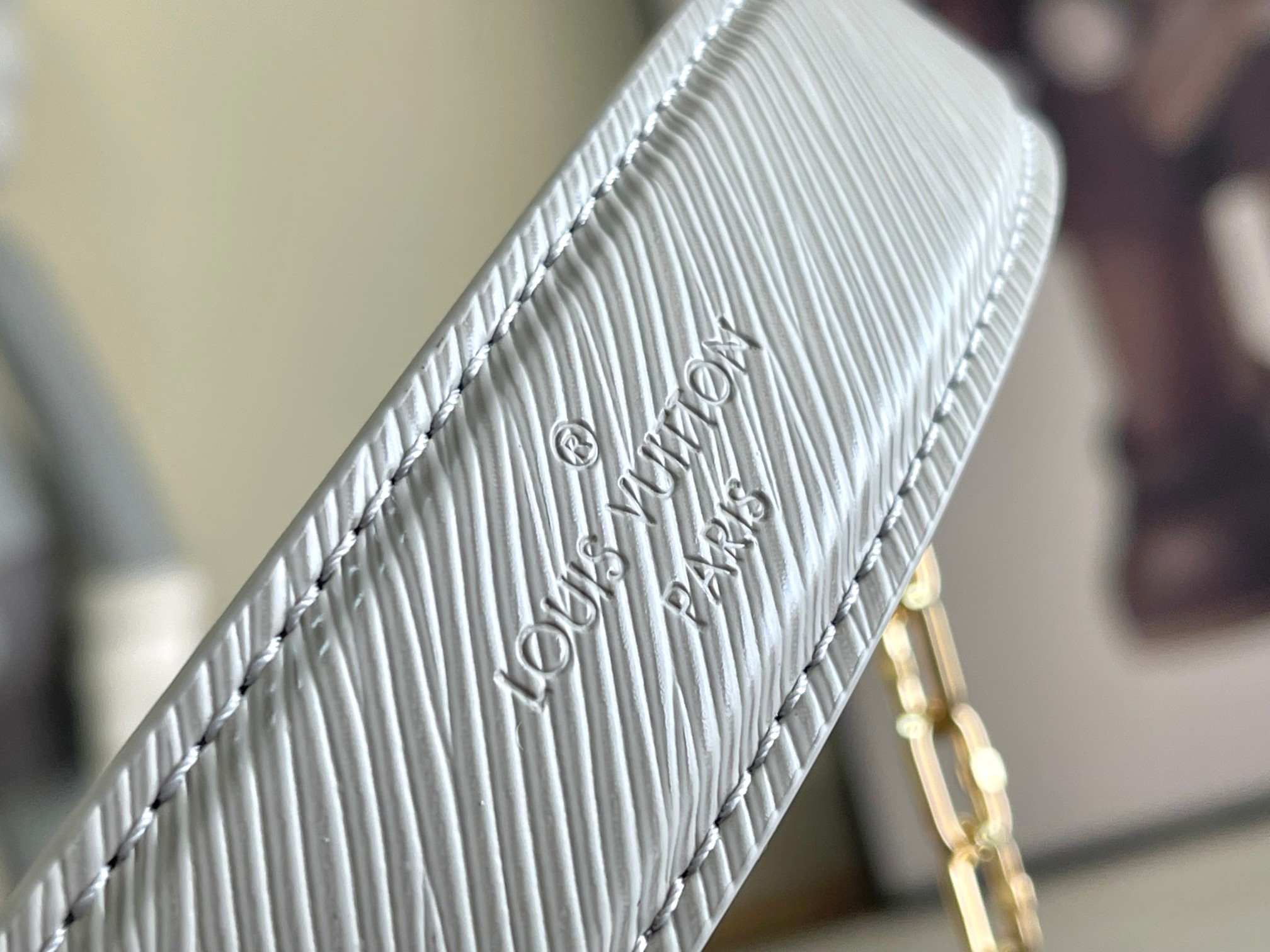 L0*is V*t0n Twist MM white 9.1 x 6.7 x 3.7 inches