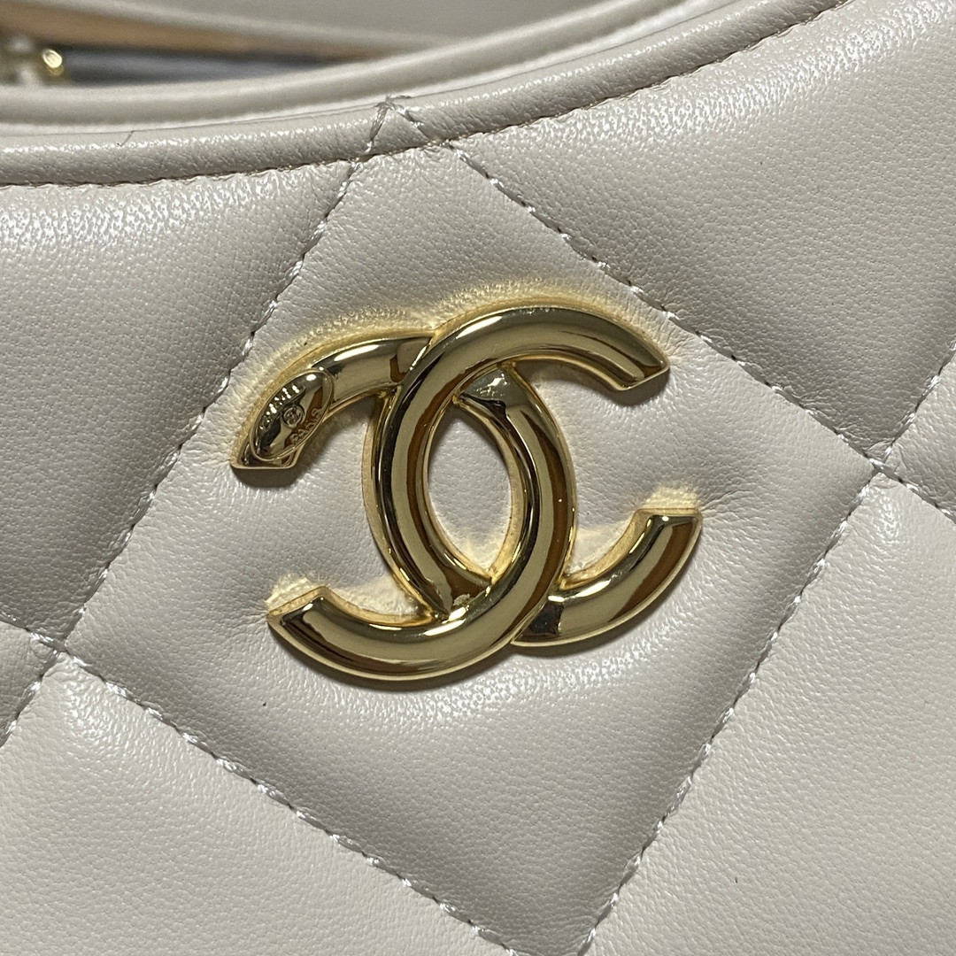 Ch*el Shiny Leather Large Shopper Tote White 33×21×7.5 cm