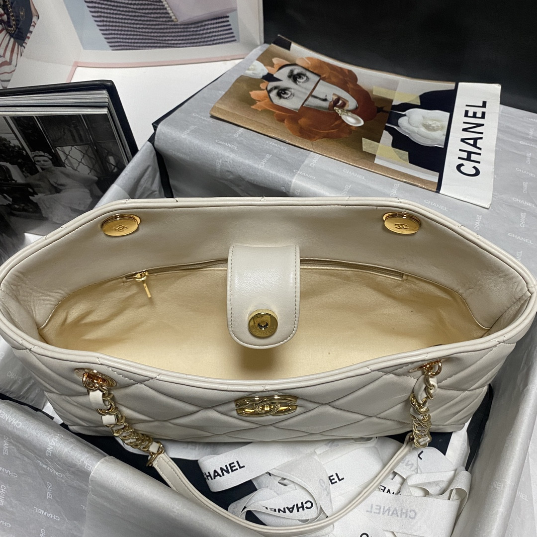 Ch*el Shiny Leather Large Shopper Tote White 33×21×7.5 cm