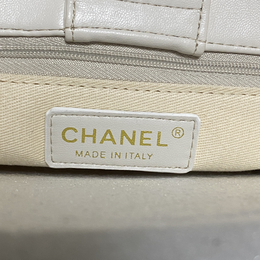 Ch*el Shiny Leather Large Shopper Tote White 33×21×7.5 cm