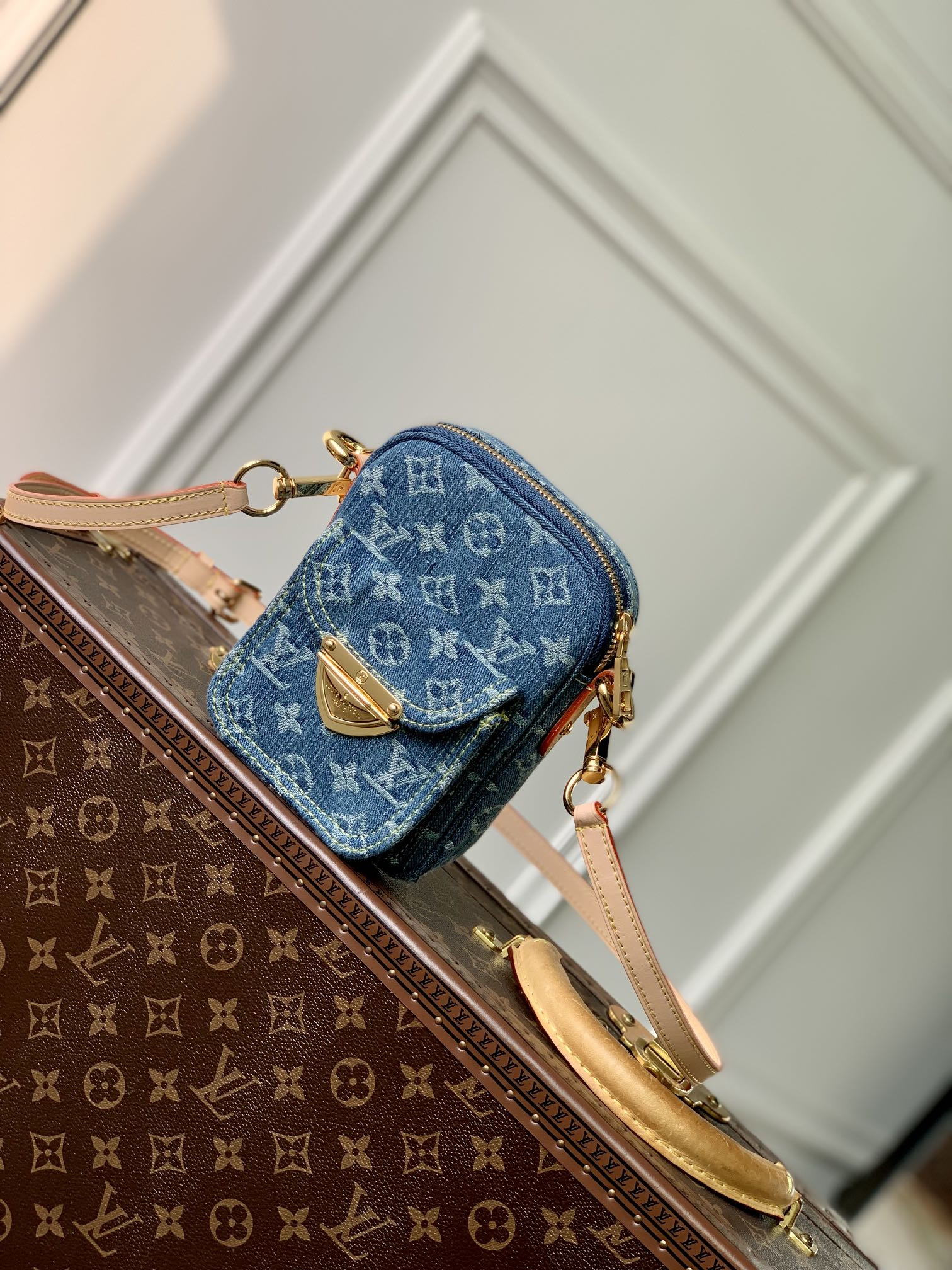 L0*is V*t0n M82948 Fairfax Pochette 5.5 x 7.1 x 1.1 inches