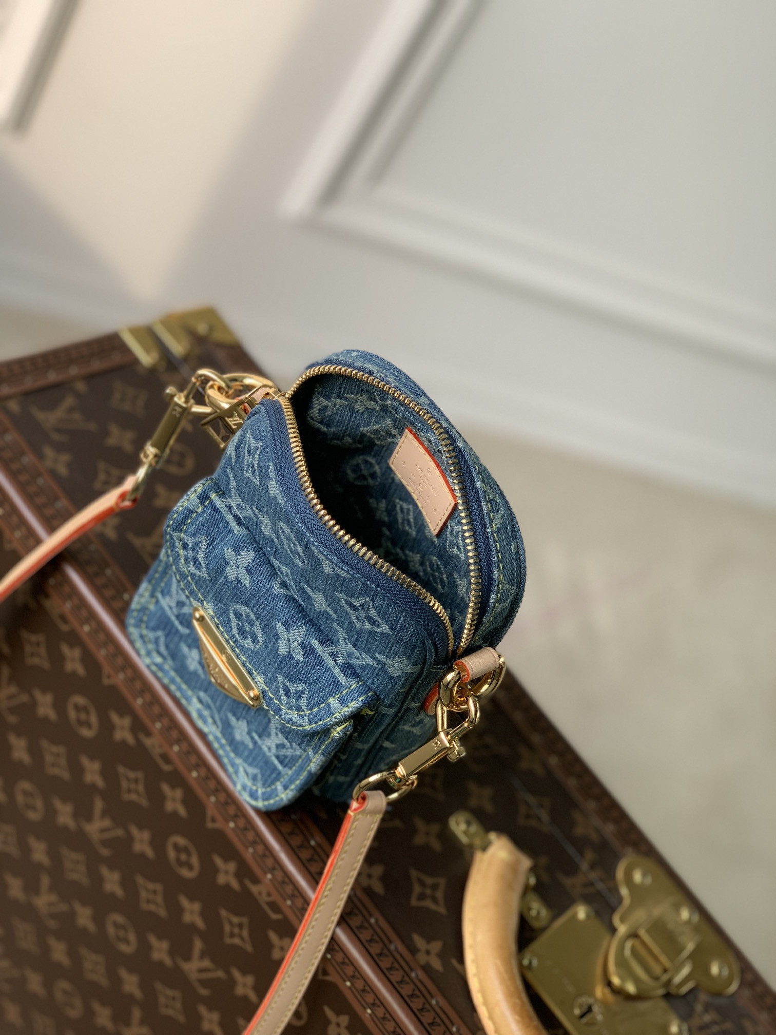 L0*is V*t0n M82948 Fairfax Pochette 5.5 x 7.1 x 1.1 inches