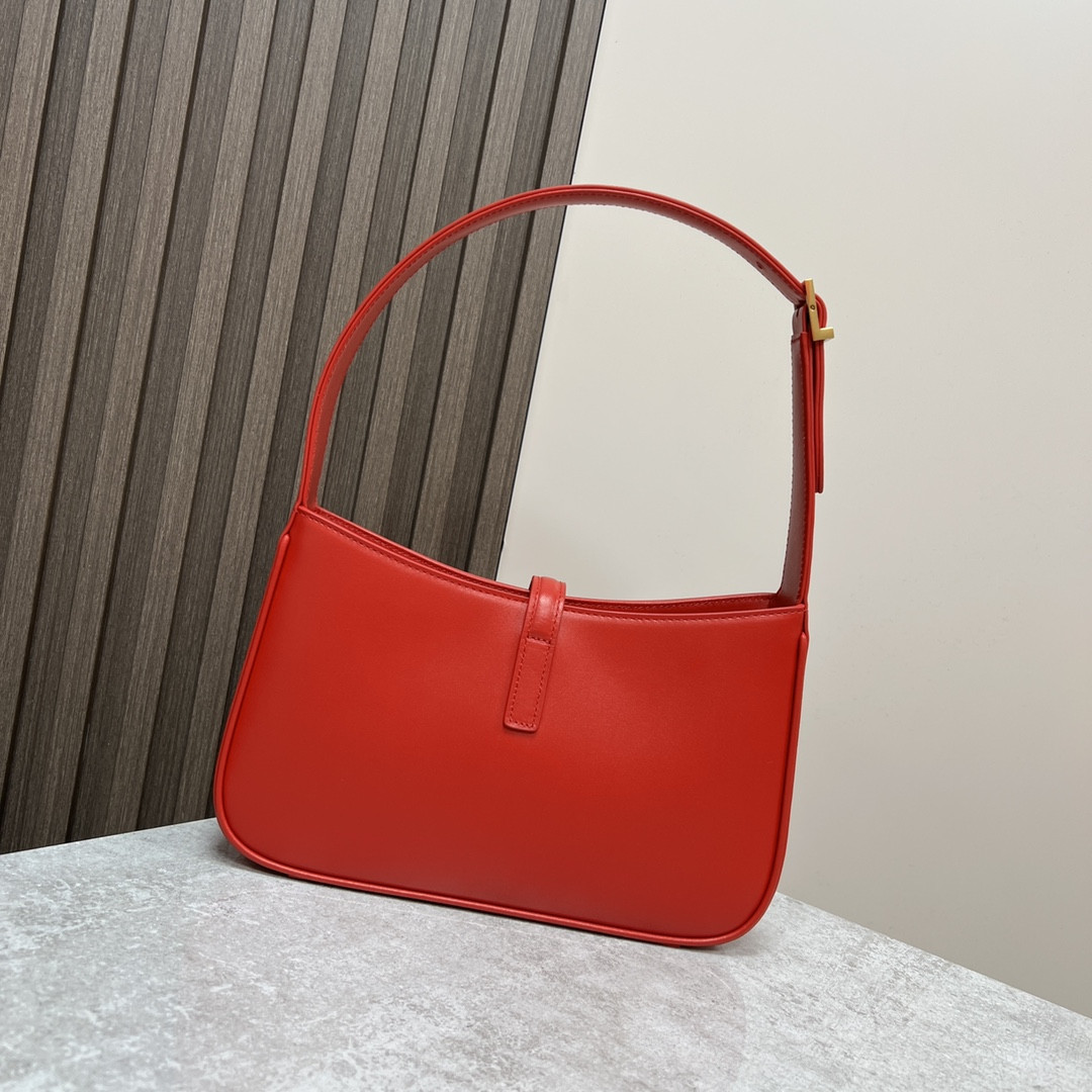 Y*L LE 5 À 7 IN SMOOTH LEATHER SHINY RED 9 X 6.3 X 2.5 INCHES