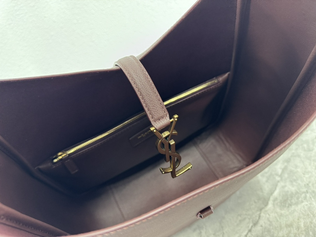 Y*L LE 5 À 7 S*pPLE LARGE IN SMOOTH LEATHER DARK RED 11.8" X 11" X 4.3"