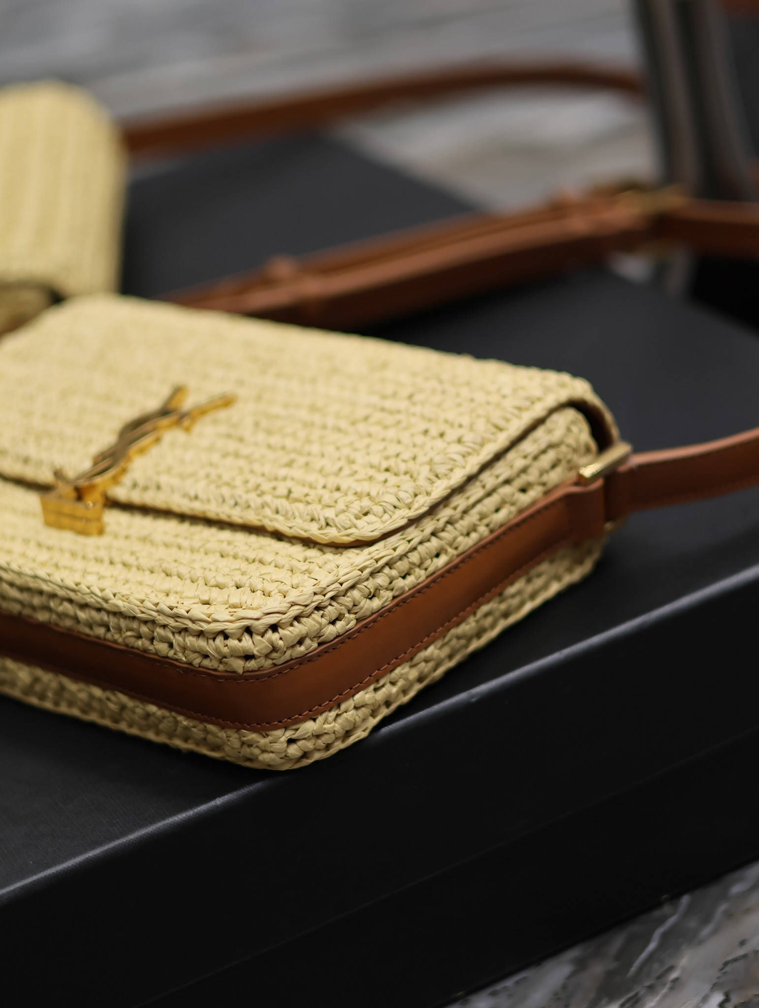 Y*L SOLFERINO MEDIUM IN RAFFIA AND VEGETABLE-TANNED LEATHER NATUREL AND BRICK 9.1 X 6.3 X 2.4 INCHES