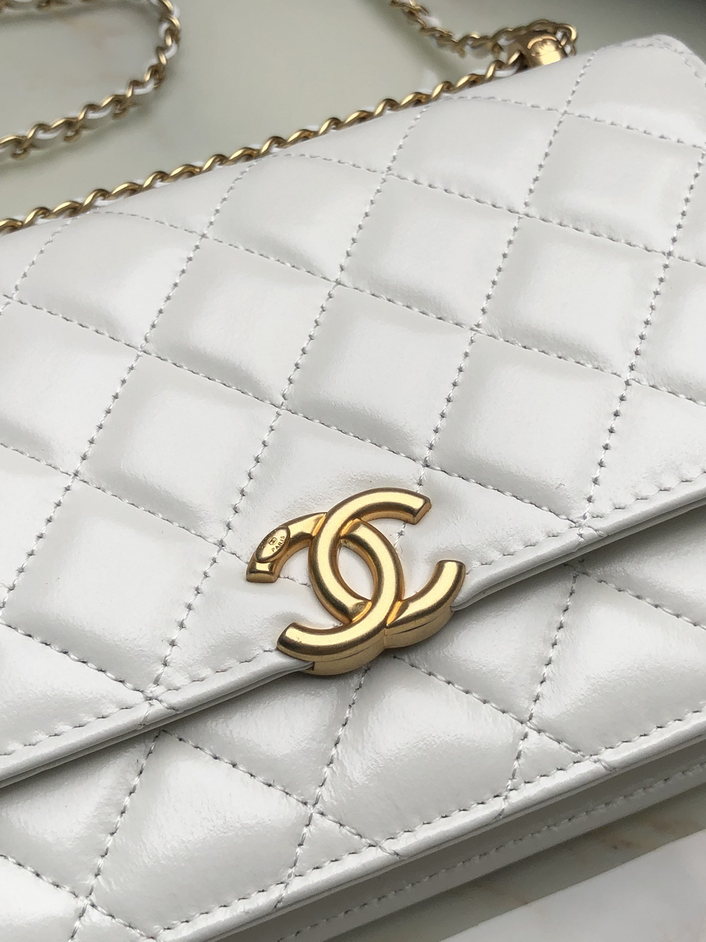Ch*el CLASSIC WALLET ON CHAIN WHITE 4.8 × 7.5 × 1.4 in
